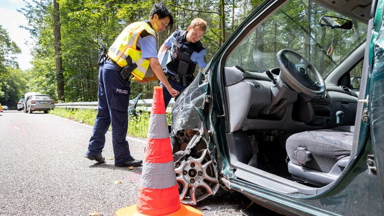 Notöffnung: Nach einem Unfall bei Bad Gottleuba mussten Feuerwehrleute die Tür dieses Toyota heraustrennen, um die Fahrerin zu befreien.