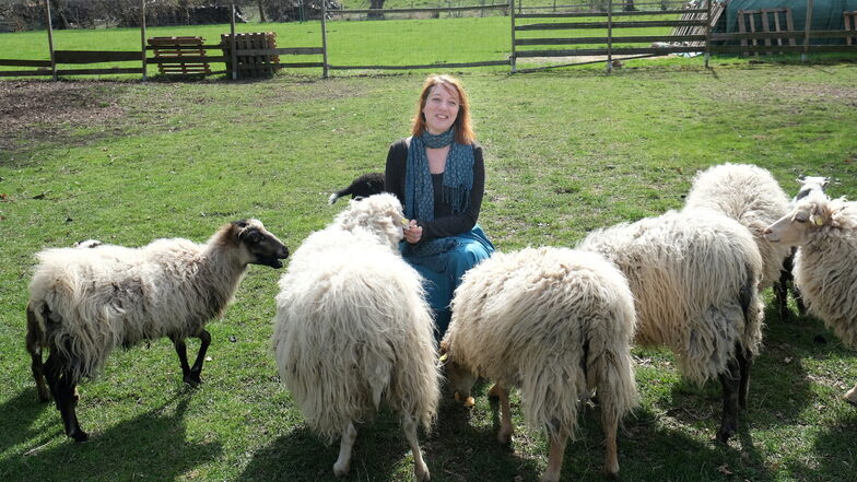 Franziska Böhler inmitten ihrer kleinen Schafherde, die jetzt reichlich Zuwachs bekommen hat.