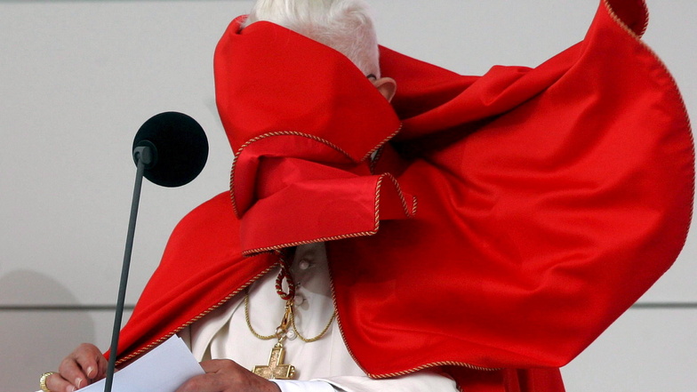 09.09.2007: Ein Cape weht dem damaligen Papst Benedikt während seines Gebetes in Wien ins Gesicht.