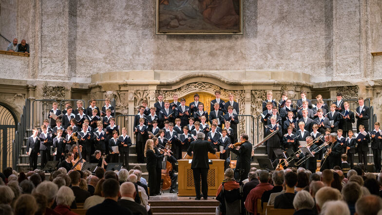 Der Kreuzchor unter der Leitung von Kantor Roderich Kreile bei einem Auftritt in der Dresdner Kreuzkirche.