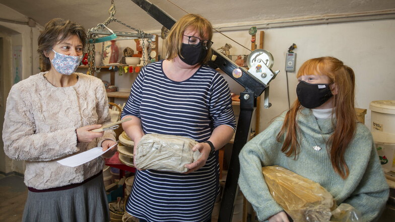 Carola und Emilia Mertens wollen die Keramikkünstlerin Ines Hoferick unterstützen, damit sie ihren Brennofen bald wieder einschalten kann.