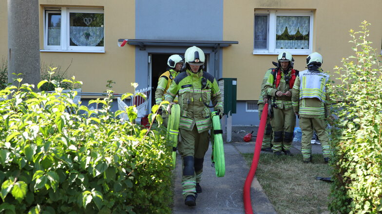 Insgesamt 24 Einsatzkräfte waren an der Radeberger Straße vor Ort, um den Brand zu sichern.