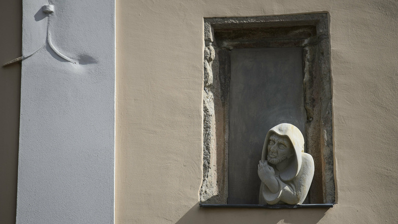 Der Mönchskopf hat seinen Platz in einer Nische der Fassade der Görlitz-Information am Obermarkt/Ecke Fleischerstraße gefunden. Er blickt hinüber zur „Suchenden Mutter“ an der Fassade der Fleischerstraße 2.