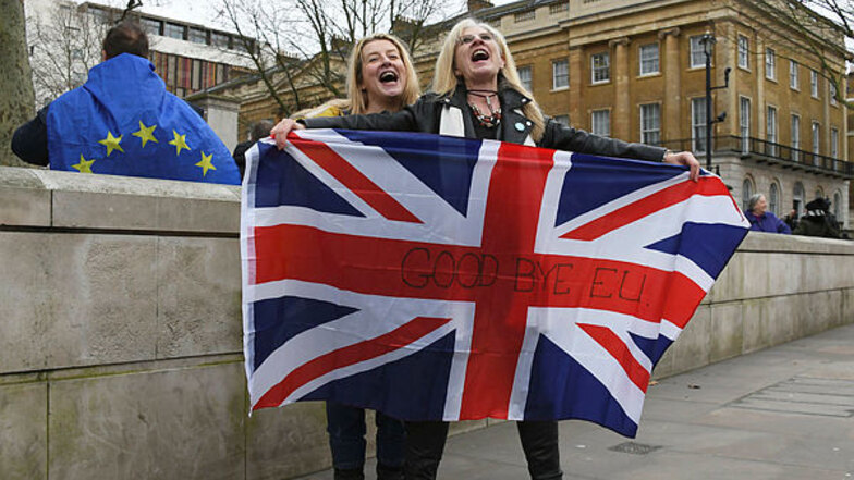 Am 31. Januar 2020 in London: Brexit-Anhänger halten einen Union Jack mit dem Text "Good bye EU". Mehr als dreieinhalb Jahre nach dem Brexit-Votum der Briten wird Großbritannien die EU verlassen