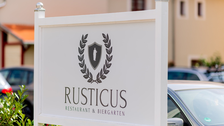 Nicht zu übersehen: Das neu eröffnete "Rusticus" am Reißigerplatz in Königstein. Gäste können direkt an der Terrasse parken.