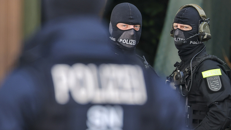 SEK-Beamte bei einem Einsatz in Leipzig. In Sachsens Polizei gibt es acht Verfahren wegen rechtsextremistischer Umtriebe.