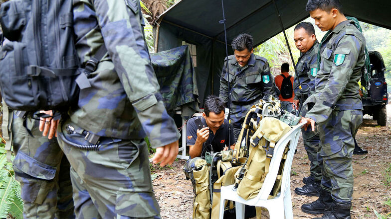 Soldaten einer Spezialeinheit arbeiten in einer temporären Unterkunft in der Nähe des Öko-Resorts.