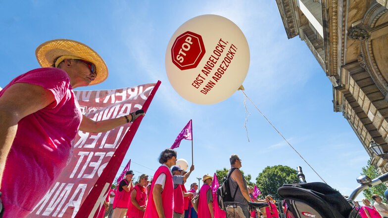 Mehrfach demonstrierten Arbeitnehmer und Rentner gegen die doppelte Beitragspflicht bei der privaten Altersvorsorge, hier ein Foto einer Demo im Juni 2019 vor dem Finanzministerium in Dresden.