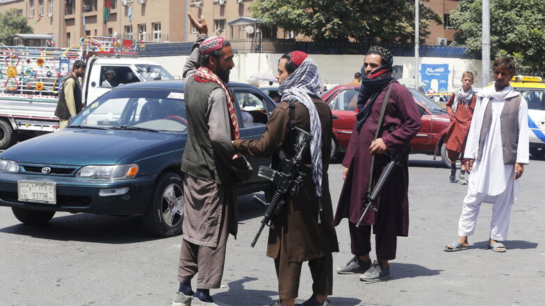 Mitglieder der Taliban patrouillieren in Kabul.