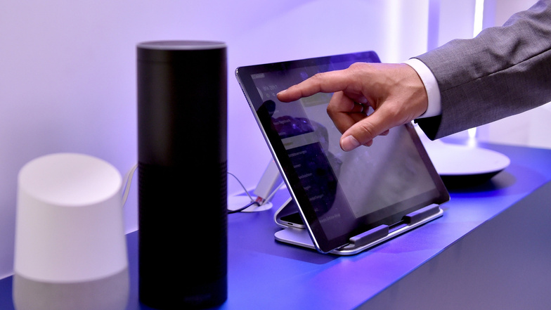 Die Lautsprecher Google Home und Amazon Echo, ausgestattet mit den Sprachassistenten Google Assistant und Alexa.