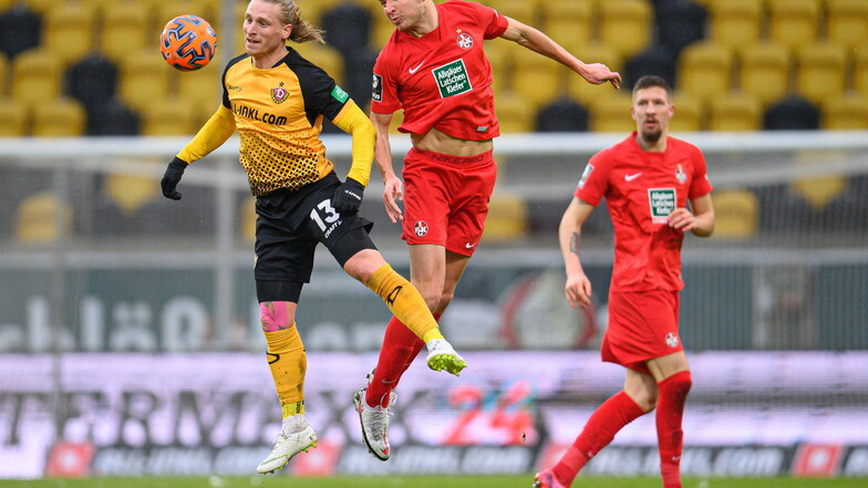 Marvin Stefaniak verliert ein Kopfballduell gegen Kaiserslauterns Adam Hlousek. Dynamo leigt die Gäste aus der Pfalz 2:3 hinten.