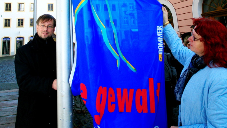 Lange ist es her: 2008 hissten die damalige Gleichstellungsbeauftragte der Stadt Görlitz, Kerstin Riehle, und Bürgermeister Michael Wieler eine Fahne gegen Gewalt gegen Frauen.