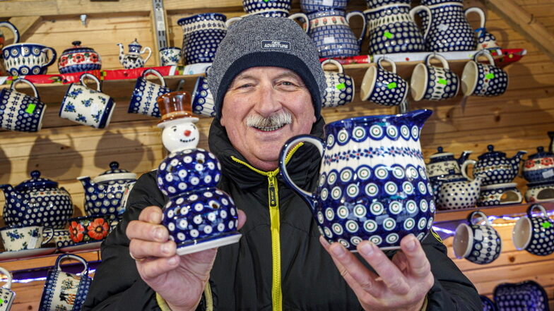 Henryk Chomicz bietet Original Bunzlauer Keramik auf dem Wenzelsmarkt in Bautzen an.