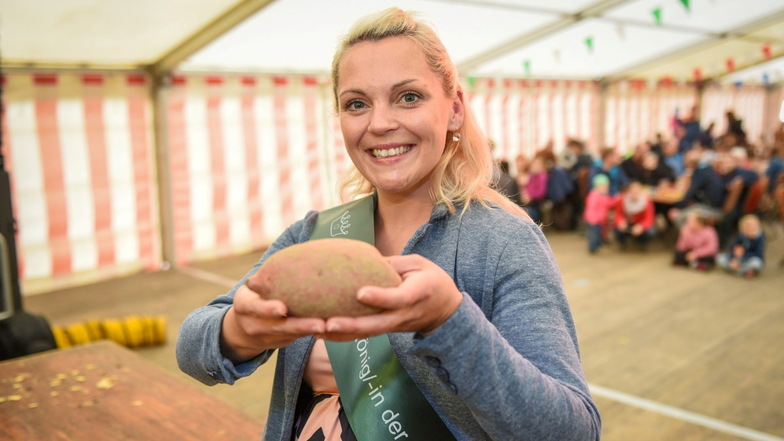 Katrin Lässig hat mit 486 Gramm die zweitschwerste Kartoffel 2022. Doch im Quiz auf dem Kartoffelfest konnte sie sich durchsetzen und gewinnen.