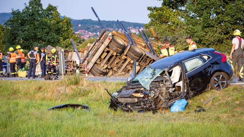 Frontalzusammenstoß auf der Straße von Lohmen nach Pirna: Ein Volvo kollidierte am Dienstag mit einem Holz-Laster.