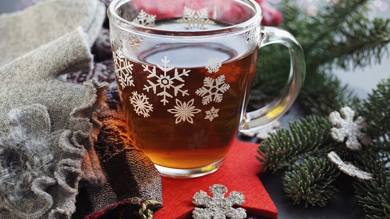 Nicht nur ein wärmender Tee hilft in der Weihnachtszeit, Erkältungen und Stress zu vertreiben. Auch ein entspannendes Bad oder ätherische Öle können wohltuend sein.