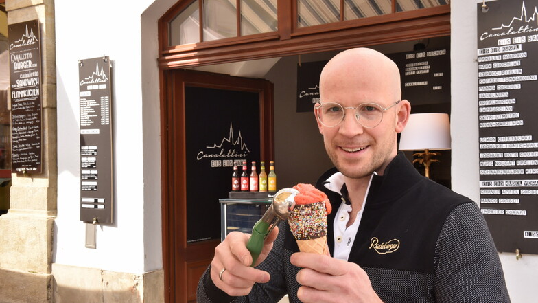 Marcus Galle ist der Betreiber des Eisladens Canalettini auf dem Markt in Pirna.