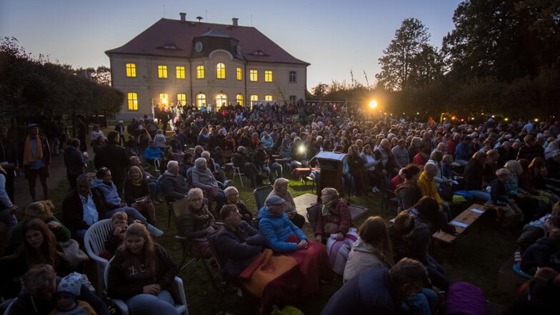 Ein begeistertes Publikum vor der Kulisse des Königshainer Barockschlosses (im Hintergrund).