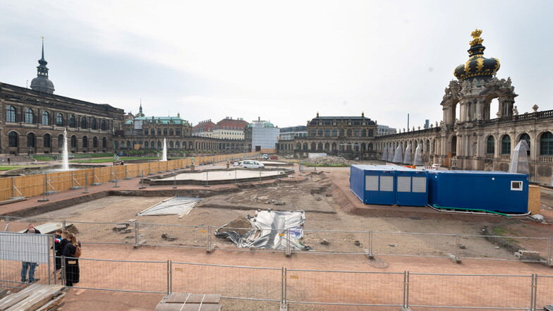 Um 1800 gab es vier große Teiche im Zwingerhof. Am linken Bildrand ist die freigelegte Kante eines Teiches gut sichtbar.