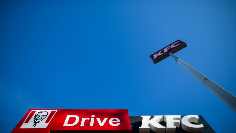 Blick auf den Drive-In Autoschalter einer Filiale der Fast-Food Kette Kentucky Fried Chicken (KFC). Nach herben Rückschlägen in der Corona-Pandemie will Deutschlands Fastfood-Branche ihre Auto-Abholschalter ausbauen.