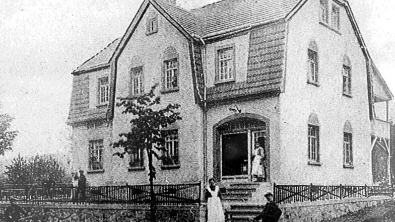 Ein Bild aus den Anfangsjahren des um 1916 errichteten Hauses. Es beherbergte viele Jahre ein Ausflugslokal, zuletzt das Café „Valtental“.
