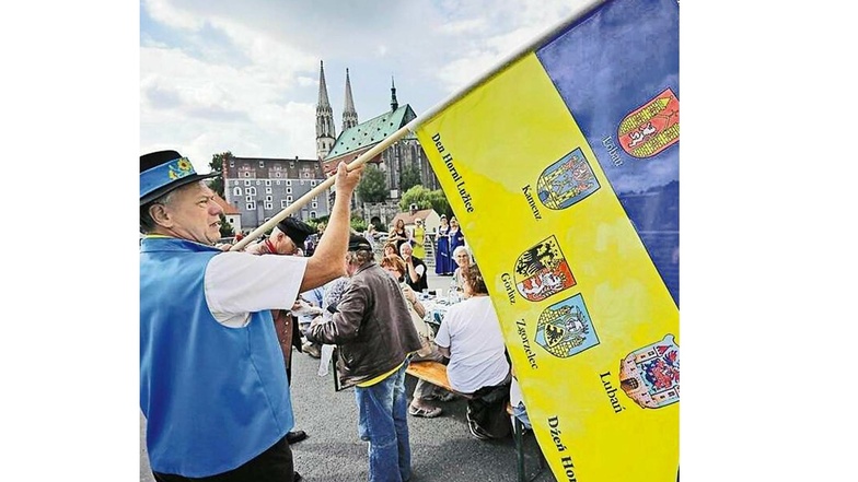 Vor 675 Jahren wurde der legendäre Sechsstädtebund als Schutzbündnis gegründet. Heute haben sich die Fans der Oberlausitz die Wappen der sechs Städte auf ihre blau-gelbe Fahne geschrieben.
