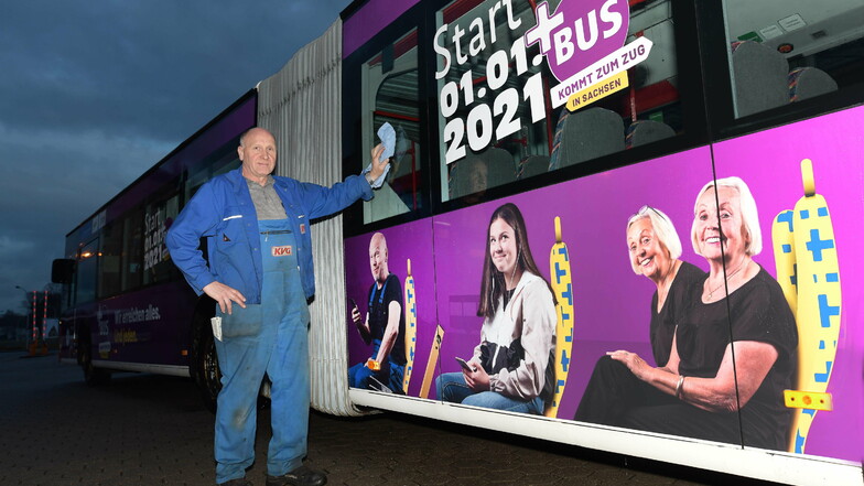 An zwei Bussen ist es groß zu sehen: Der neue Fahrplan kommt. Mitarbeiter Michael Stephan sorgt für frischen Glanz.