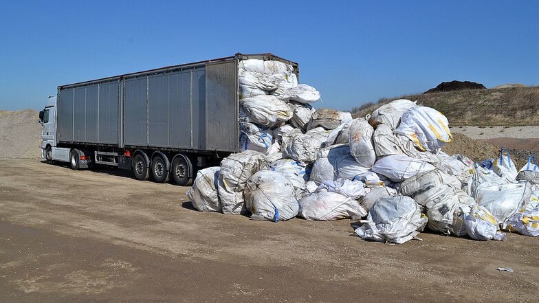 Fast dreimal so viele Müllsäcke wie in den Frachtpapieren ausgewiesen, transportiere dieser Lastwagen von Italien auf dem Weg nach Sachsen.