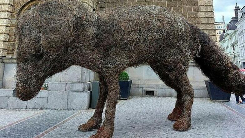 Diese Skulptur eines riesigen Hundes steht seit Kurzem vor dem Liberecer Rathaus. Ein Jahr wird sie dort zu sehen sein.