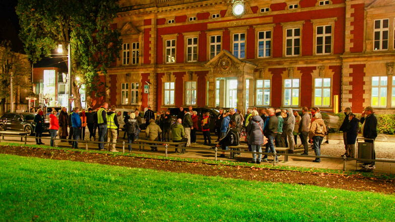 Ein Bild vom November: Immer wieder montags versammeln sich Menschen in Görlitz, um gegen die Corona-Maßnahmen zu demonstrieren - erst auf dem Postplatz, dann auf dem Untermarkt.