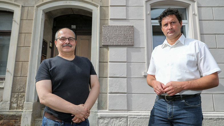 Uwe Reichel (l), Vorsitzender des Leisniger Geschichts- und Heimatvereins steht mit Bürgermeister Tobias Goth (CDU) vor dem Haus.