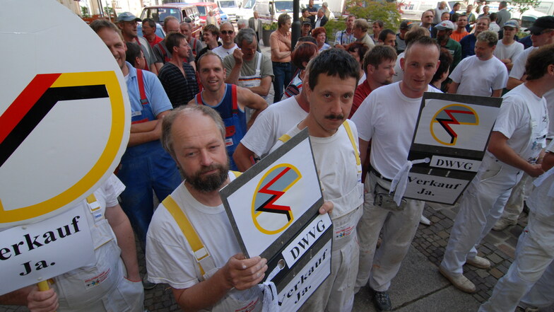 Am 27. Mai 2008 forderten etwa 50 Handwerker und Mieter vor dem Döbelner Rathaus den Verkauf der Wohnungen der DWVG, um eine Insolvenz der Gesellschaft abzuwenden. Der Stadtrat stimmte an diesem Tag dem Verkauf der Wohnungen zu.
