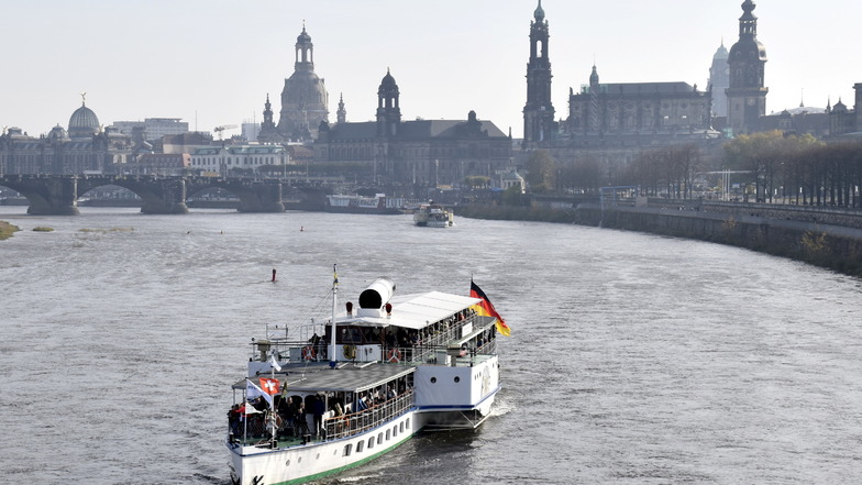 Das Abdampfen wie hier am 31. Oktober bleibt im Programm der Dresdner Flotte, die Dampferparade am 1. Mai sowieso.