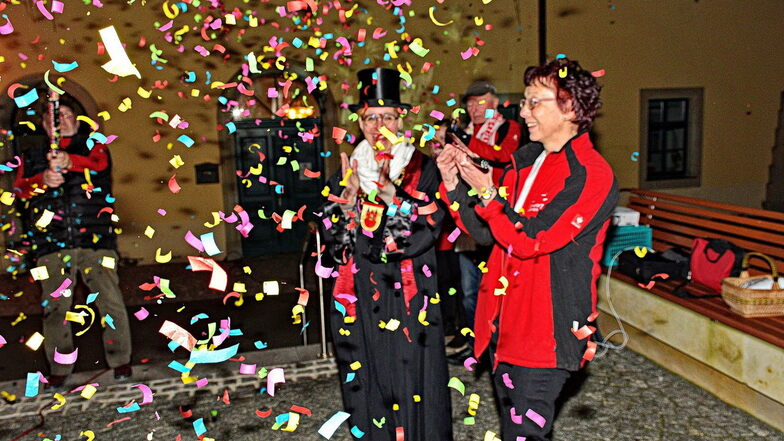 Am Donnerstagabend übergab Bürgermeisterin Anita Maaß den Rathausschlüssel an LCC-Chefin Anett Hentschel.