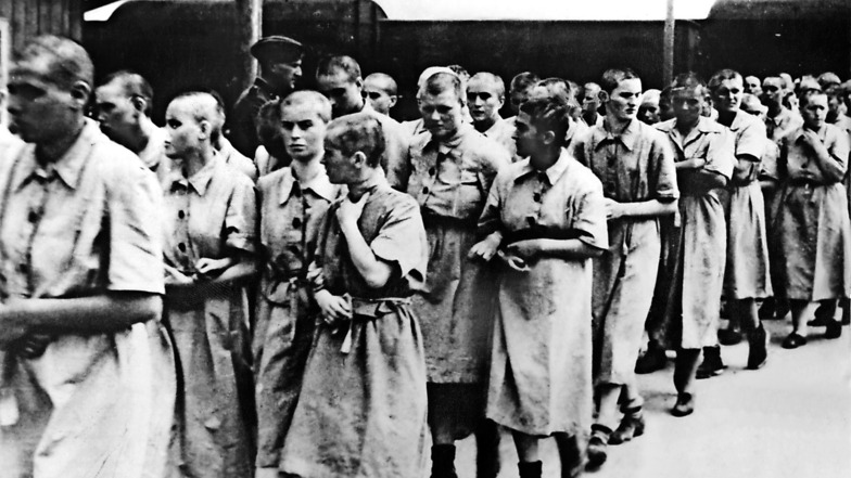 Weibliche Häftlinge des Konzentrationslagers Auschwitz werden zum Arbeitseinsatz abtransportiert. Ewa K. hat diese Zeit mit viel Glück und Hilfe überlebt.