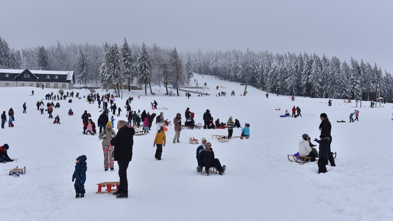 Andrang am Altenberger Ski- und Rodelhang. Das dürfte auch am kommenden Winter-Wochenende wieder der Fall sein. 