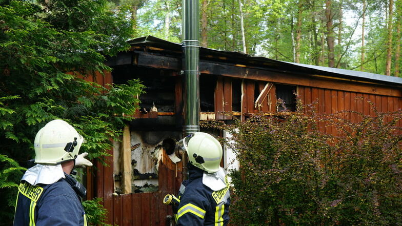 Ein Bungalow in einer Siedlung am Quitzdorfer See hat am Montagmorgen gebrannt. Die Kameraden mussten das Dach öffnen