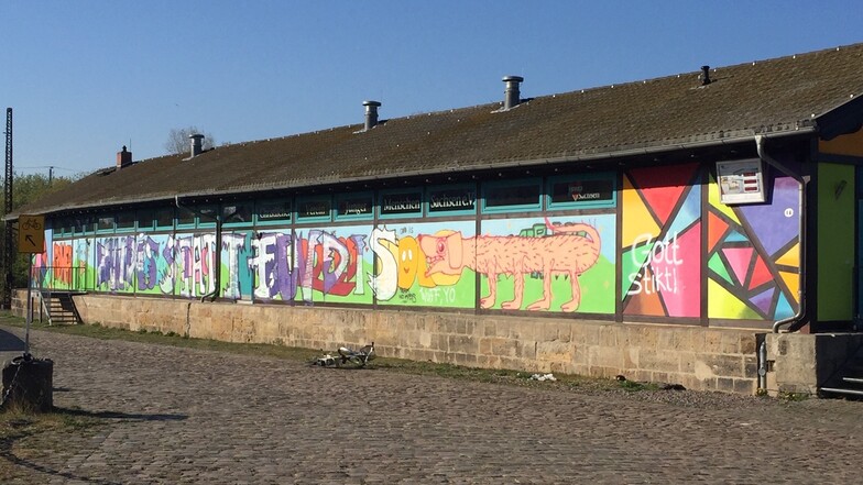 Unbekannte haben Graffitis auf die Fassade des "Schuppen A" geschmiert.