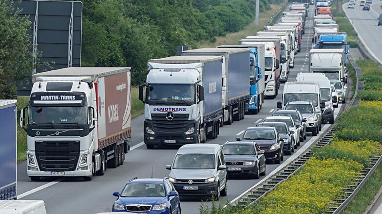 Stau nach Unfall auf der A4 bei Bautzen