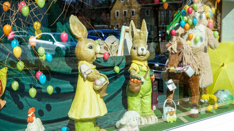 Ostergruß im Schaufenster, vom SZ-Fotografen entdeckt im Ecklädchen am Markt in Königswartha.