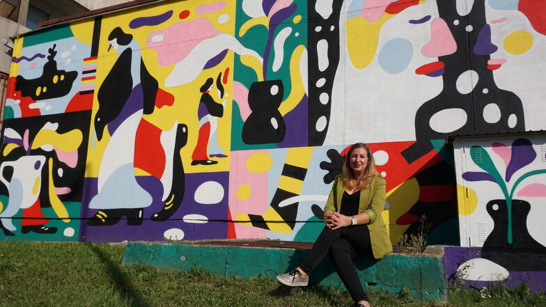 Michaela Valášková vor einem neuen Wandbild in Ústí nad Labem (Aussig). Es erinnert an Heinz Edelmann, den Art Director des Beatles-Films „Yellow Submarine“.