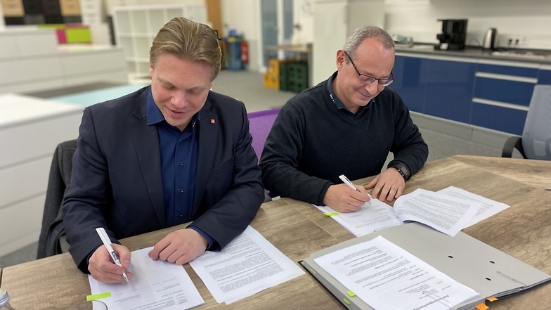 Jan Otto (l.), Erster Bevollmächtigter der IG Metall Ostsachsen, und Uwe Gottschlich, Geschäftsführer von Maja Möbelwerke, haben gestern einen Anerkennungs-Tarifvertrag unterzeichnet.