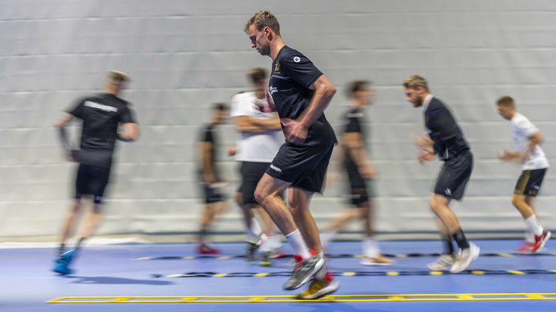 Ganz klein anfangen: Auch mit dem Lauf-Abc und verschiedenen Übungen zur Koordination der Beine beschäftigen sich die Handball-Profis derzeit im Training.