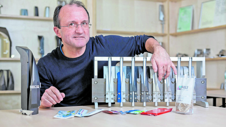 Former-Fab-Chef Henry Drut zeigt einige Formschultern, wie sie sein Unternehmen in Freital produziert – in diesem Fall sind acht in einer Reihe nebeneinander angeordnet. Die Teile spielen eine wesentliche Rolle in großen Verpackungsmaschinen.