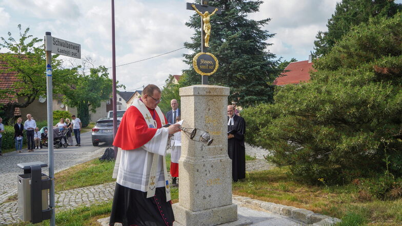 Der katholische Dompfarrer und Domkapitular Veit Scapan weihte das sanierte Wegkreuz in Salzenforst gemeinsam mit einem Vertreter der evangelischen Kirche und dem sorbischen Superintendenten.