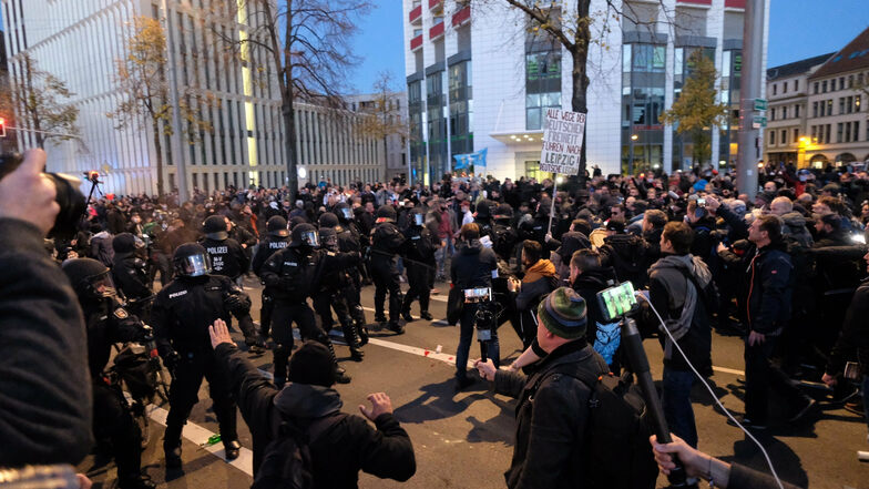 Nach der „Querdenken“-Demonstration am 7. November in Leipzig kommt es zu Ausschreitungen. Ganz vorn dabei: sächsische Hooligans. „Sie stellen das Gewaltmonopol“, sagt Fanforscher Robert Claus.