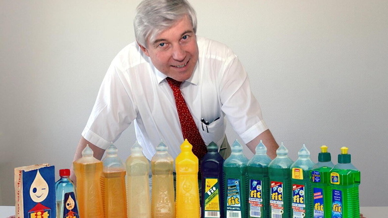 Fit-Chef Wolfgang Groß mit dem Ur-Produkt seiner Firma, dem berühmten Spülmittel, das im Laufe der Jahre seine Verpackung änderte.