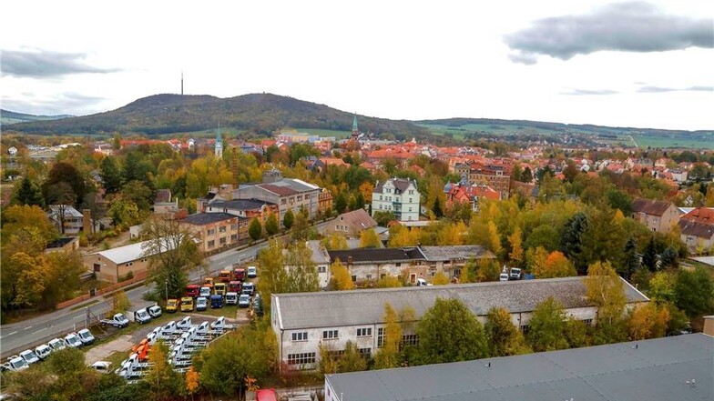 Blick auf die Stadt Löbau, im Hintergrund der Löbauer Berg.