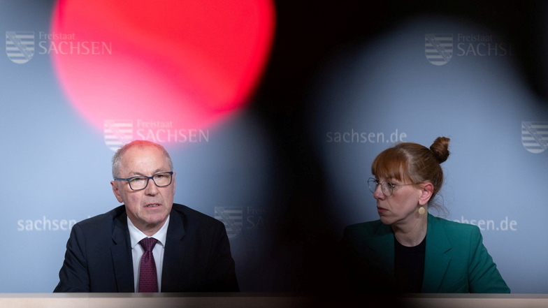 Wolfgang Schwürzer, Leitender Oberstaatsanwalt, sitzt bei der Kabinetts-Pressekonferenz neben Sachsens Justizministerin Katja Meier (Bündnis90/Die Grünen)
