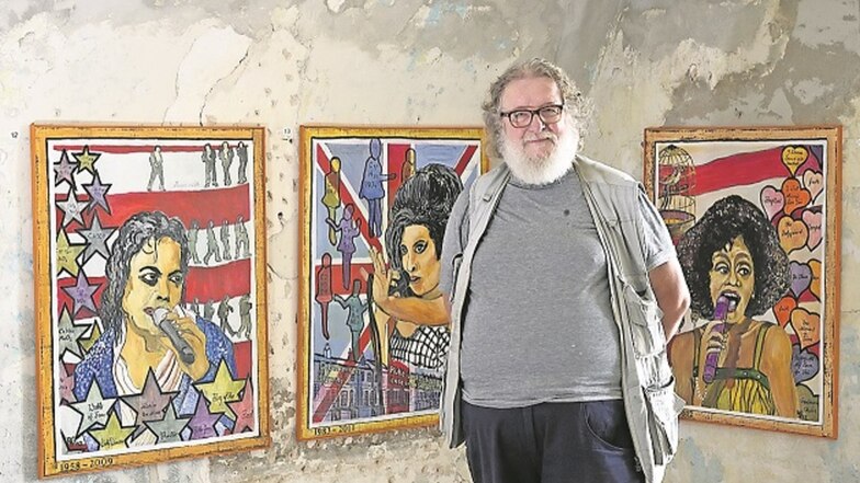 Rainer Schwarz steht im Schloss Struppen zwischen seinen gemalten Erinnerungen an die verstorbenen Popstars Michael Jackson, Amy Winehouse und Whitney Houston.